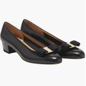 Salvatore Ferragamo black low heeled Vara pumps with bow in good used condition